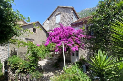 perast house sale boka kotorska kamin nekretnine real estate 