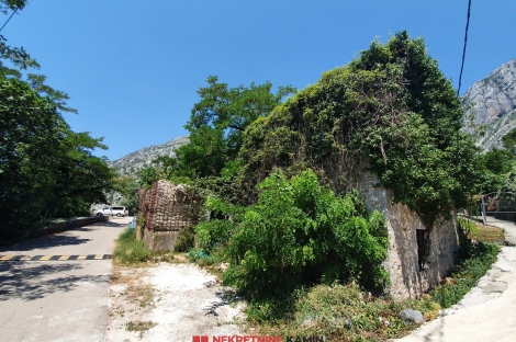 plac sa ruinom pogled na more boka kotorska orahovac agencija za nekretnine kamin