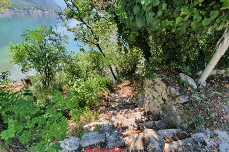 plac sa ruinom pogled na more boka kotorska orahovac agencija za nekretnine kamin