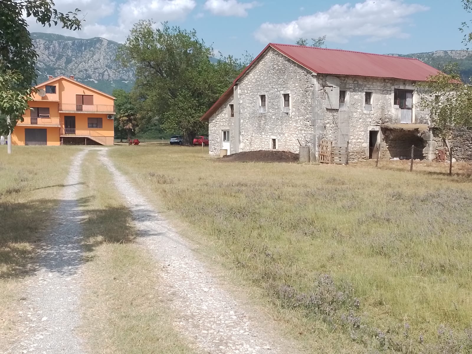 Veliko imanje sa nekoliko objekata 10km od Podgorice