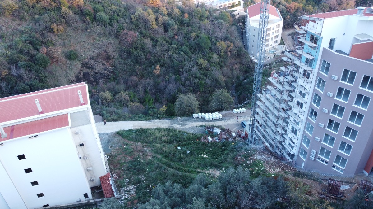 Urbanizovan plac za gradnju 1036 m2, mogućnost gradnje 1300 m2 BRGP