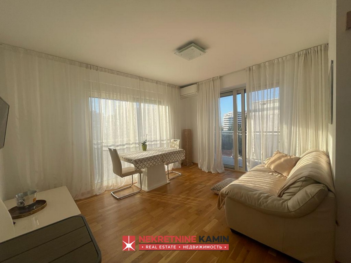 Budva Şehir Merkezinde satılık modern 1+1 Daire