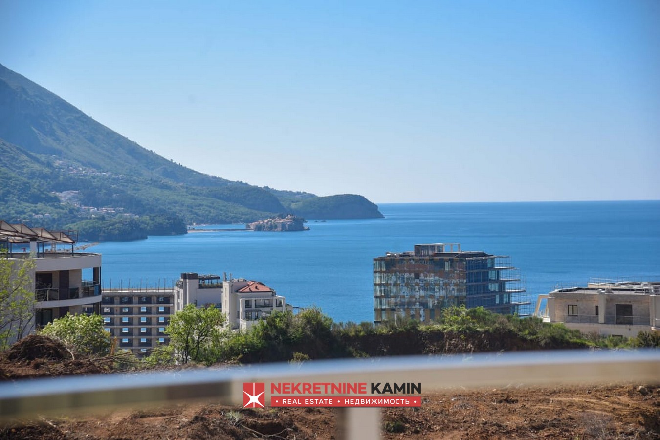 Budva becıcı de satılık deniz manzaralı 1+1 daire