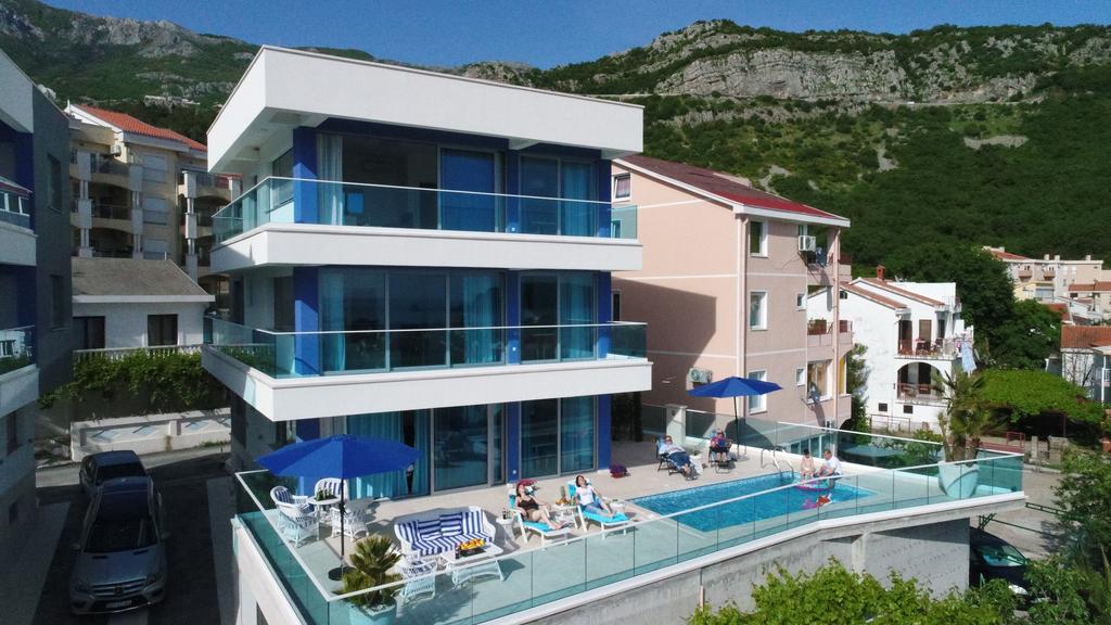 Budva'da Satılık Deniz Manzaralı ve Havuzlu Villa