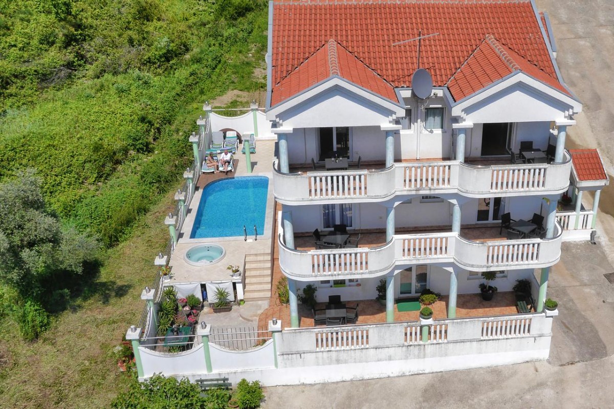 Tivatta satılık deniz manzaralı havuzlu villa