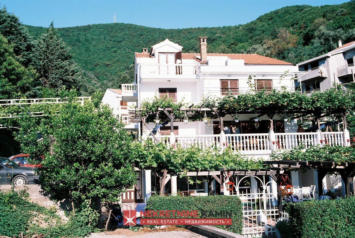 Budva da satılık büyük aile evi