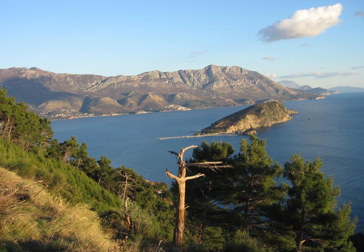 Budva da  Deniz ve adaya açık manzaralı satılık imarlı arsa