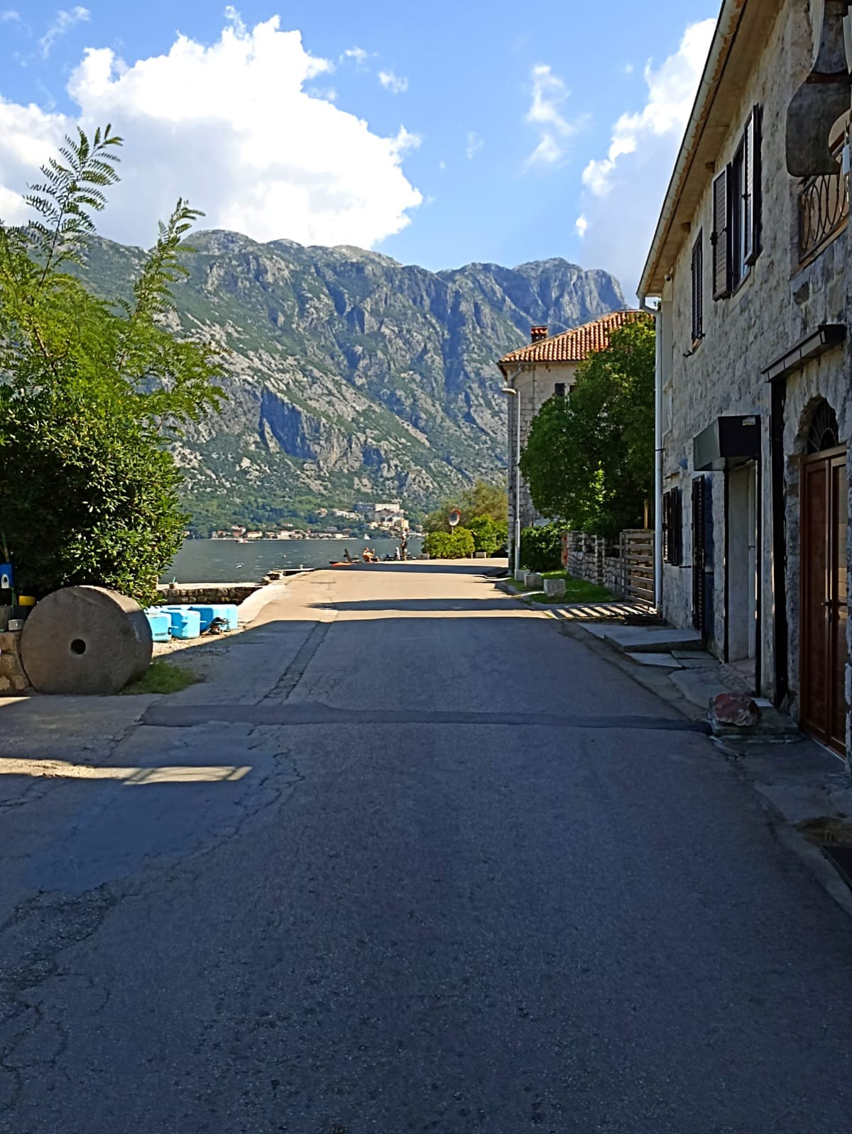 Renovated studio apartment 10m from the sea, Kotor, Prcanj