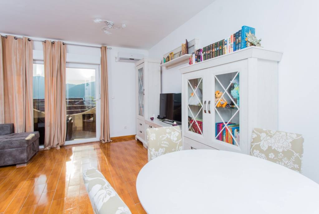 Comfortable one bedroom apartment with 2 terraces, Budva